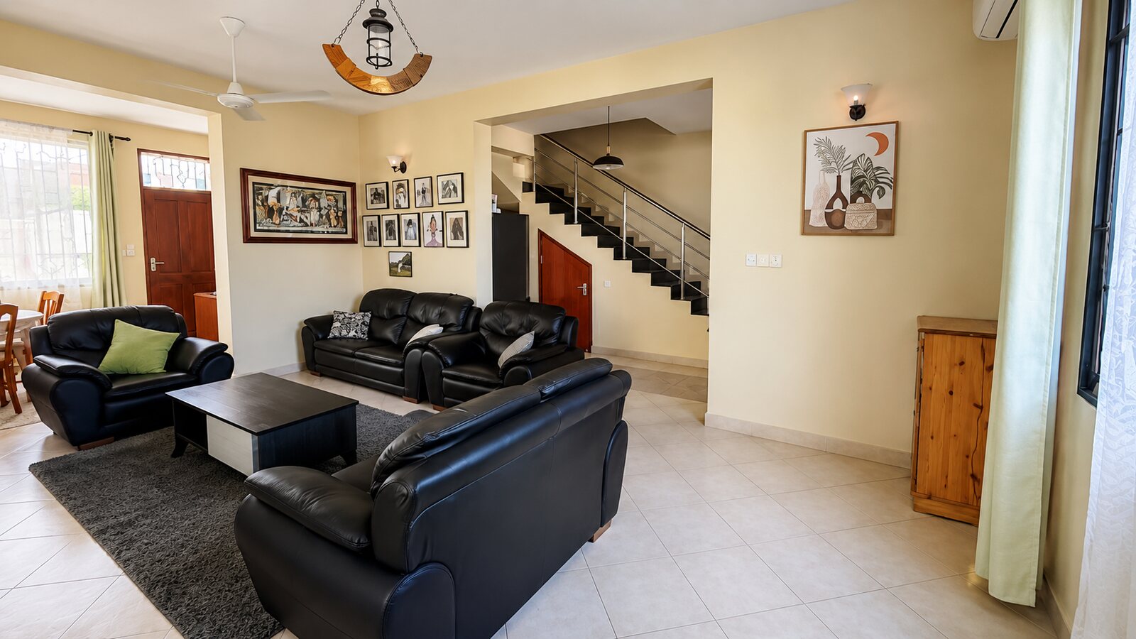 Mwongozo Beach Estate home, photo 4