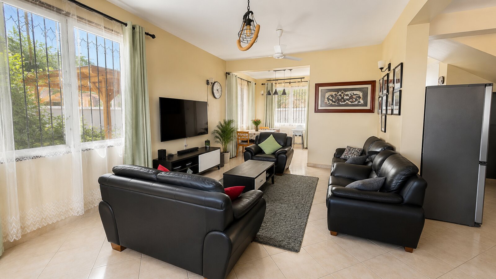 Mwongozo Beach Estate home, photo 5